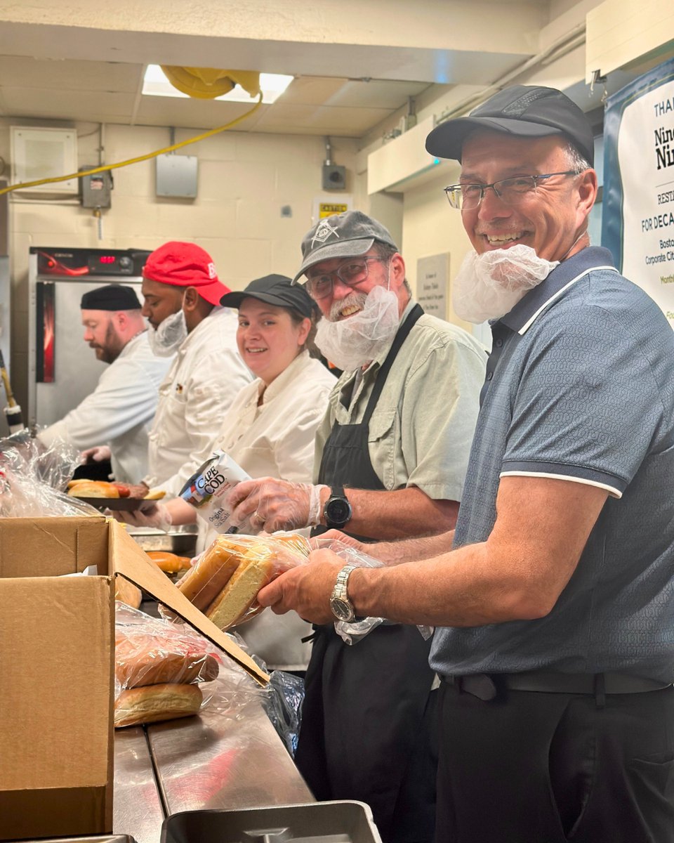 PineStreetInn's tweet image. Each month, volunteers from @99restaurants have been visiting Pine Street Inn to prepare and serve a hot meal to our Men's Inn and Yawkey House shelter guests. We are grateful for your more than 40 years of dedication and support of Pine Street’s mission of ending homelessness.