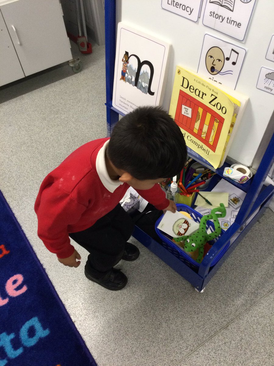 LeighPrimary's tweet photo. Nursery children were fantastic during the last ‘Early Talk Boost’ session today. They listened very carefully and followed simple instructions. We discussed positional language and the children had to place the tizzy card in the correct places- on,under and in.#Earlytalkboost https://t.co/Ub1We67HV1