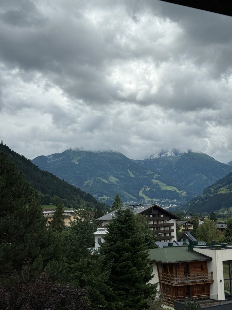 laetti's tweet photo. Ich laufe gerade durchs nächtliche #Gasteinertal und höre ein paar Folgen von @ronzheimer nach. Lustige Koinzidenz! (Foto vom frühen Abend) https://t.co/fcQl9a5KLe