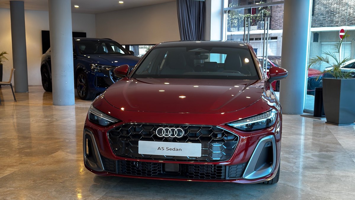 Audi Argentina presentó oficialmente a la nueva generación del A5, un modelo evolución de varios éxitos de la marca, a los que reemplaza.
Llega en dos versiones: Advanced y S Line quattro. La primera con un precio apenas U$S 300 más cara que en Alemania!
youtu.be/hQK7fxd6gTU