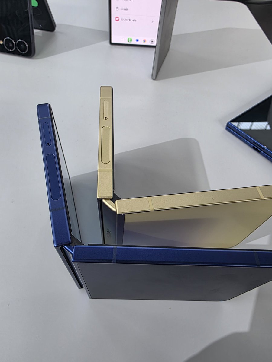 G_Schneemann's tweet photo. Comparison of the new @SamsungMobileUS #GalaxyZFlip7 (blue) and last year's #ZFlip6. While not as noticeable as with the Fold, the new Flip is also thinner. The new external screen add a lot of utility. https://t.co/x0dcbacioa