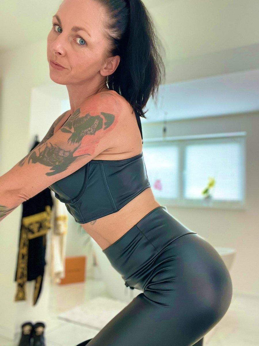 Erwischt 🤭nicht auf den Hintern starren 😈