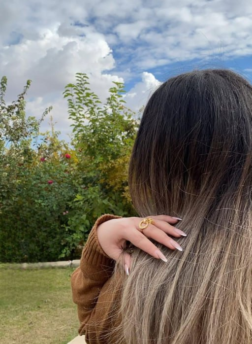 Let the wind play with my hair while I vibe with nature 💫🌿 #HairGoals #NatureVibes #ChillMoments