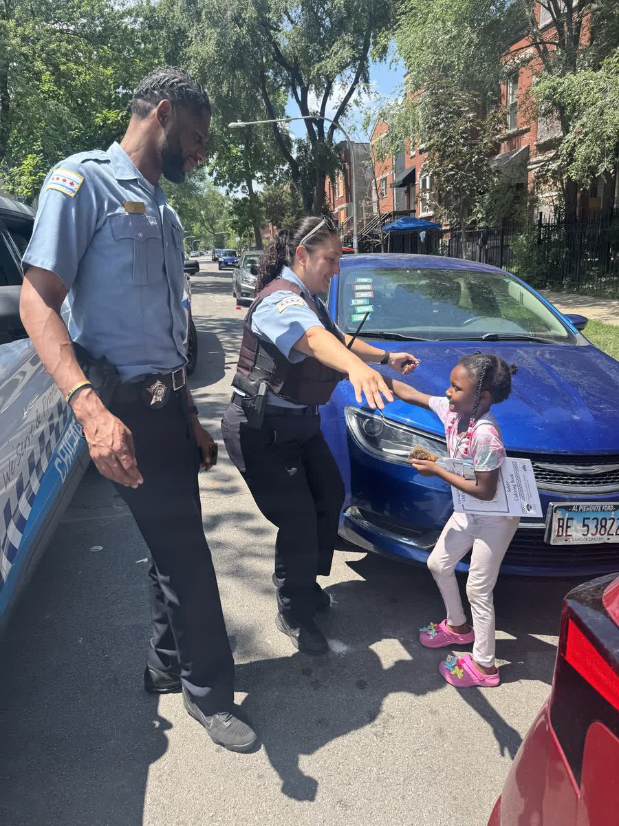 ChicagoCAPS11's tweet photo. While patrolling near Flournoy & California, our dedicated CAPS officer took time to connect with the youth by host a spontaneous "Officer Family Outside" moment.
#CommunityPolicing #CAPS #OfficerFamilyOutside #NeighborhoodUnity #FlournoyAndCalifornia #PositivePresence https://t.co/r702ca3ETy