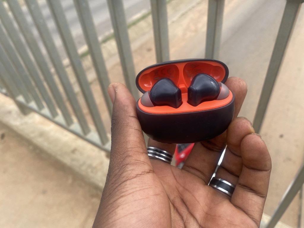 DKwick_001's tweet image. Shoutout to @itelNigeria — your earbuds are the real MVP! 🎧
I no dey comot house without my buds

Crystal clear sound ✅ 

They’ve fallen more times than my data signal — still going strong! 💪 ✅ 

Blocks out street noise like magic ✅ 

#ItelEarbuds #SoundThatStays
