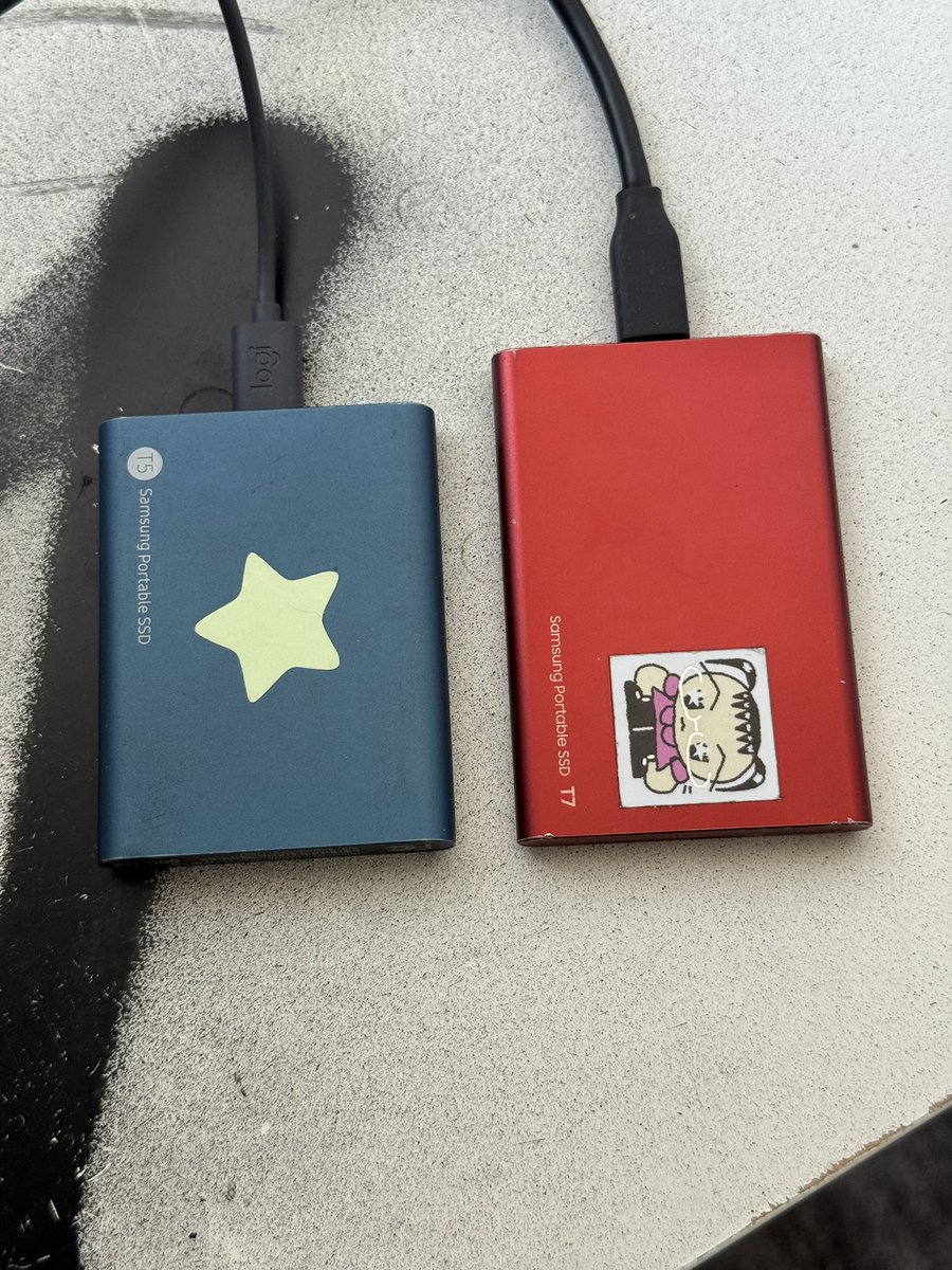 joeysample_'s tweet image. made custom icons for my SSDs and it’s so satisfying to me