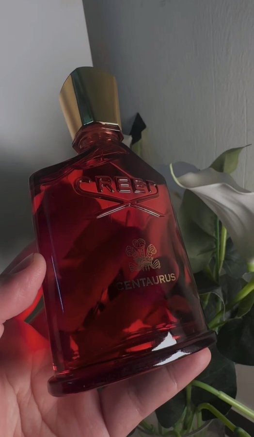 #رابطة_عشاق_العطور 
🔸يبدأ عطر centaurus creed برائحة من التبغ المتوهج مع الفلفل الوردي والقرفة والهيل. 
 🔸قلب ناعم من خشب الصندل الياسمين ورق الهليوتروب المخملي.
 🔸 تتزيين قاعدة العطر برائحة خشبية عنبرية حسية ⏬