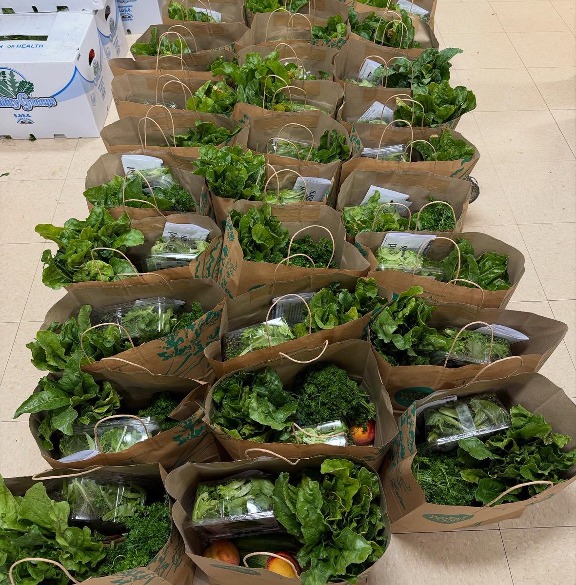 galeabrewer's tweet image. Today (7/9) kicked off the 13th year of my Fresh Food for Seniors program on the UWS! 📷
Today’s bag included yellow peaches, sweet white corn, gold beets, spring mix lettuce, green & goldbar zucchini, and fresh parsley! All from local farms in NY & NJ.
Next pickup is on 7/23–…