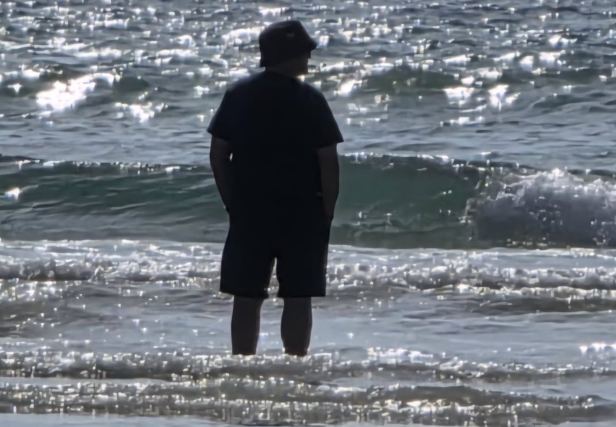 No, it's not one of Antony Gormley's statues on Crosby Beach. It's me contemplating whilst standing in the sea on Perranporth Beach. Gormless not Gormley 🤣🤣