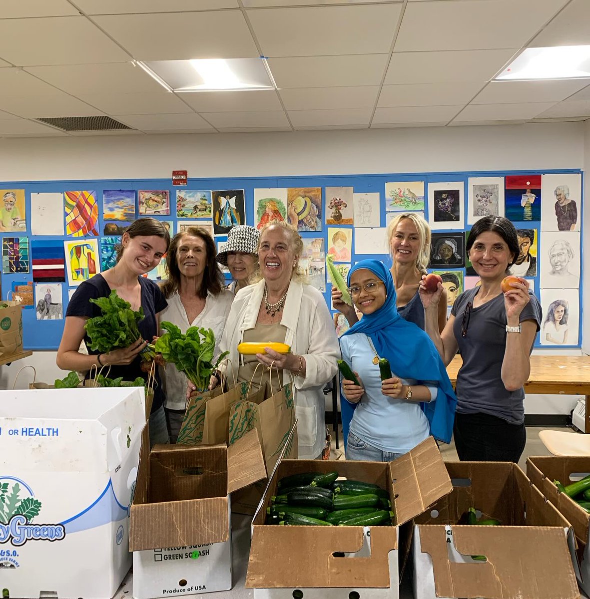 galeabrewer's tweet image. Today (7/9) kicked off the 13th year of my Fresh Food for Seniors program on the UWS! 📷
Today’s bag included yellow peaches, sweet white corn, gold beets, spring mix lettuce, green & goldbar zucchini, and fresh parsley! All from local farms in NY & NJ.
Next pickup is on 7/23–…