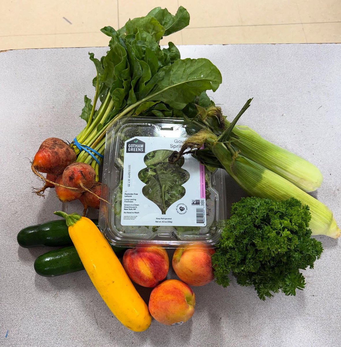 galeabrewer's tweet image. Today (7/9) kicked off the 13th year of my Fresh Food for Seniors program on the UWS! 📷
Today’s bag included yellow peaches, sweet white corn, gold beets, spring mix lettuce, green & goldbar zucchini, and fresh parsley! All from local farms in NY & NJ.
Next pickup is on 7/23–…
