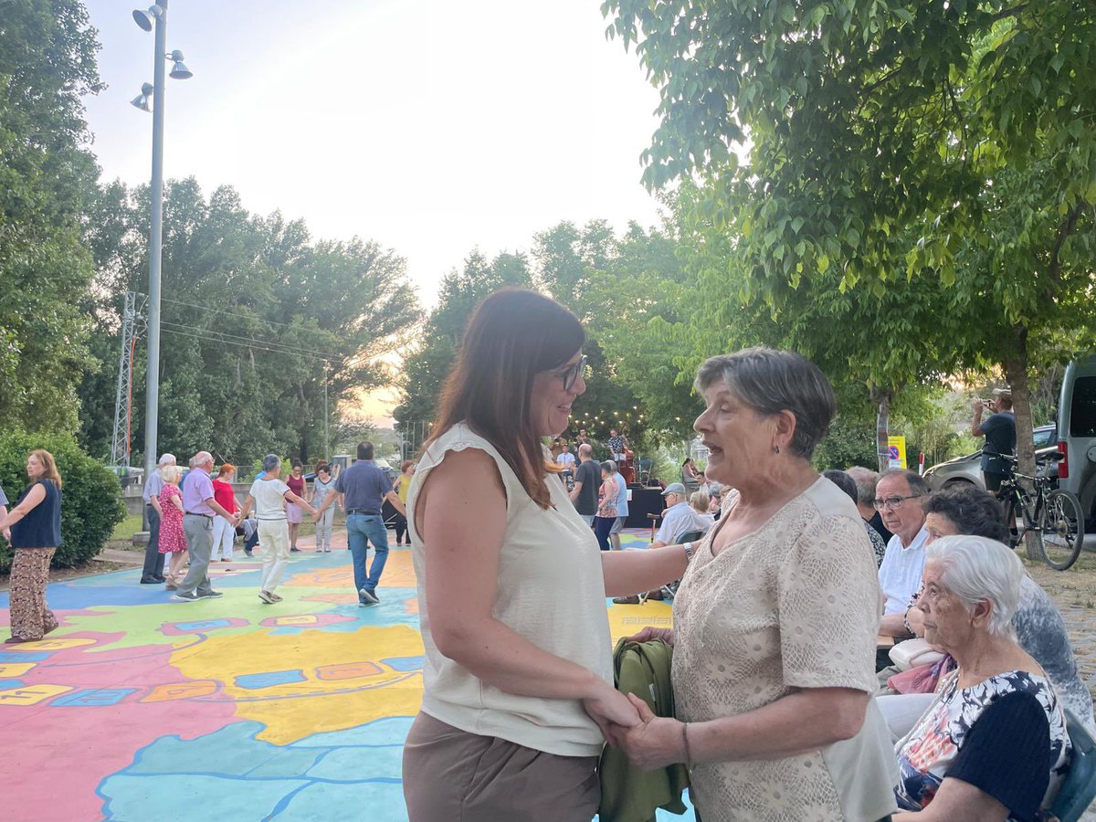 jxcatGirona's tweet photo. Després de molts anys, la ballada de sardanes torna a la Festa Major del Pont Major! 👏🏼 Una iniciativa de l’@AVPontMajor que recupera tradició, identitat i comunitat.
A Junts per Girona celebrem una ciutat que fa viure la cultura popular als barris! 💛 #PontMajor #CulturaViva https://t.co/NxwS7e14iS