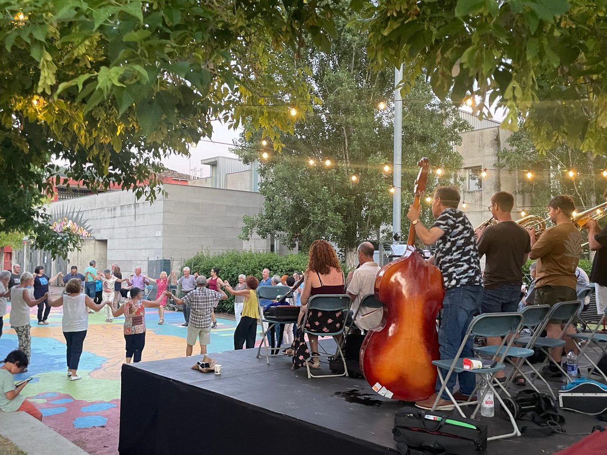 jxcatGirona's tweet photo. Després de molts anys, la ballada de sardanes torna a la Festa Major del Pont Major! 👏🏼 Una iniciativa de l’@AVPontMajor que recupera tradició, identitat i comunitat.
A Junts per Girona celebrem una ciutat que fa viure la cultura popular als barris! 💛 #PontMajor #CulturaViva https://t.co/NxwS7e14iS