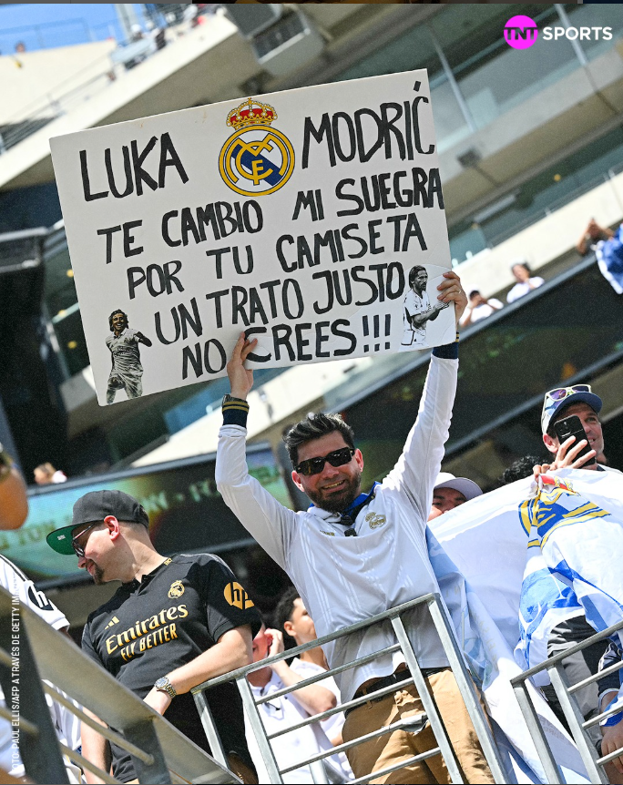 Eu seeeei que tem gente aqui que trocaria até pela meia UHAUHAUHAA

"Luka Modrić, troco minha sogra pela sua camisa. Um trato justo, não acha?!!!" 😅

PSG vs Real Madrid