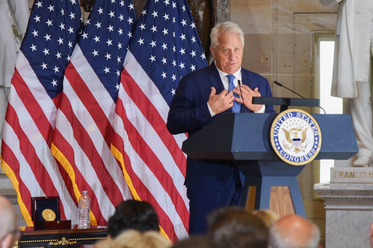 usmint's tweet image. 🎖️🚴 Earlier today, a Congressional Gold Medal was awarded to Gregory ‘‘Greg’’ James LeMond in recognition of his service to the nation as an athlete, activist, role model, & community leader. bit.ly/3Iigt1q