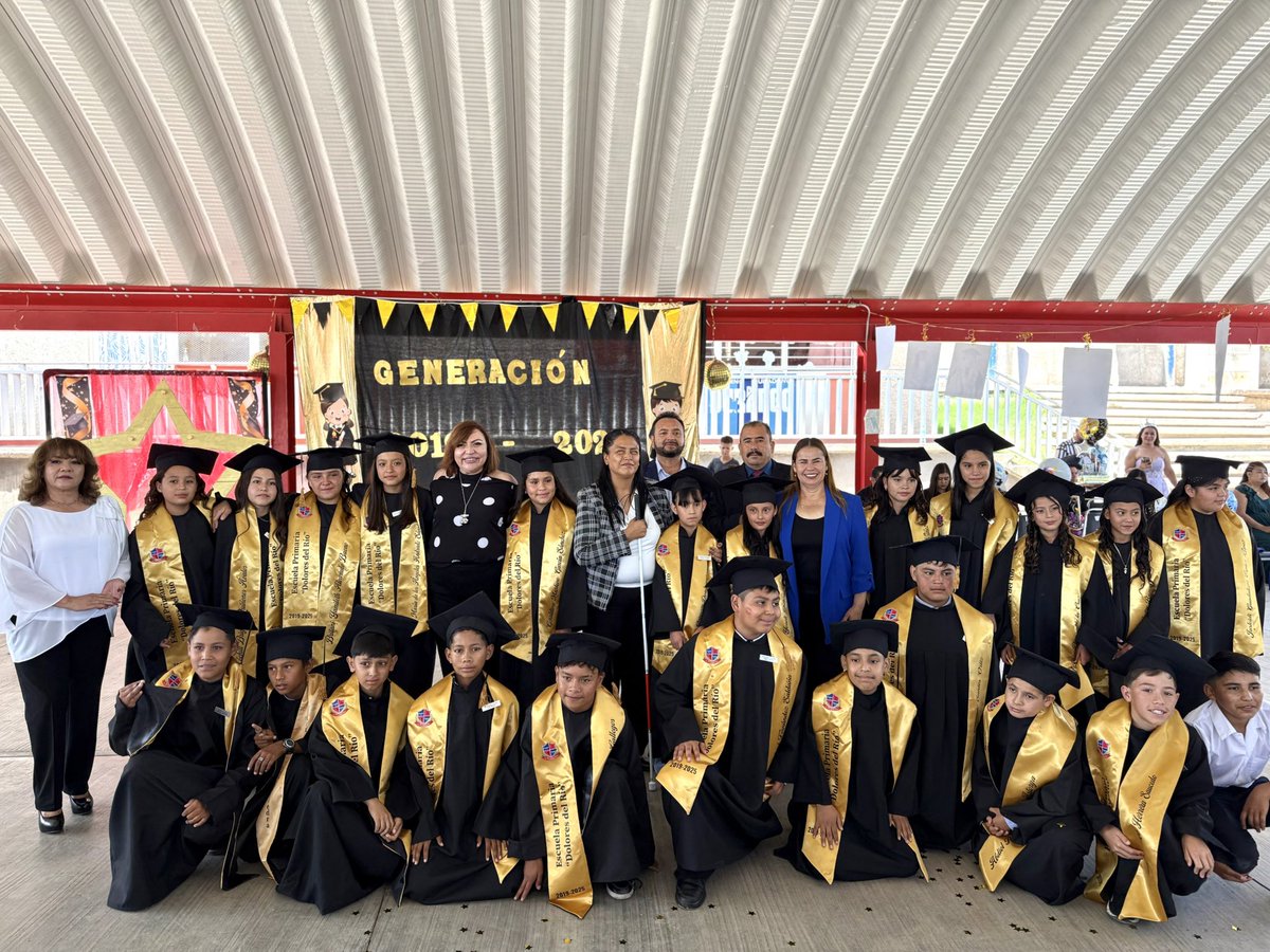 Malena_Pan's tweet photo. 🎓✨ Las Regidoras en acción tuvimos el honor de ser madrinas de graduación de las y los alumnos de la escuela primaria Dolores del Río

Es un privilegio que nos hayan tomado en cuenta para compartir este momento tan especial. 💙

¡Felicidades a todas y todos los graduados! 👏🎉 https://t.co/UiHBsy6ZuE