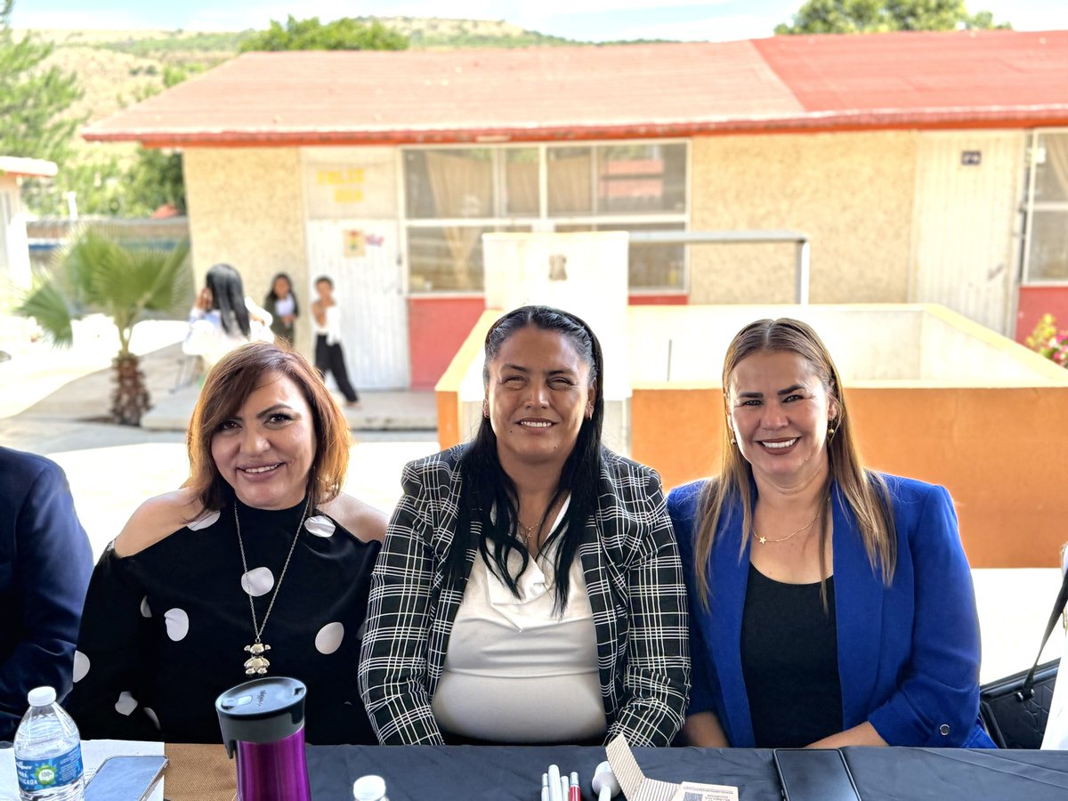 Malena_Pan's tweet photo. 🎓✨ Las Regidoras en acción tuvimos el honor de ser madrinas de graduación de las y los alumnos de la escuela primaria Dolores del Río

Es un privilegio que nos hayan tomado en cuenta para compartir este momento tan especial. 💙

¡Felicidades a todas y todos los graduados! 👏🎉 https://t.co/UiHBsy6ZuE