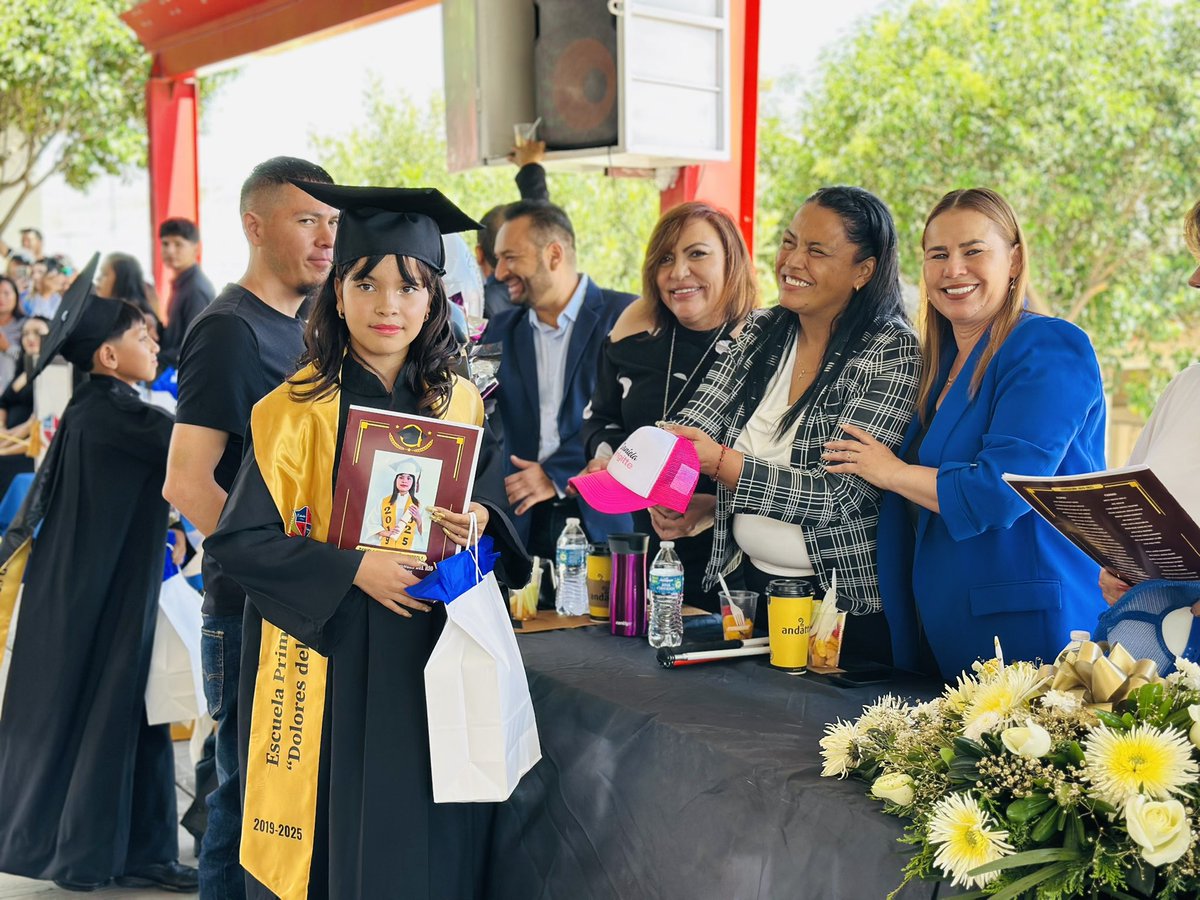 Malena_Pan's tweet photo. 🎓✨ Las Regidoras en acción tuvimos el honor de ser madrinas de graduación de las y los alumnos de la escuela primaria Dolores del Río

Es un privilegio que nos hayan tomado en cuenta para compartir este momento tan especial. 💙

¡Felicidades a todas y todos los graduados! 👏🎉 https://t.co/UiHBsy6ZuE