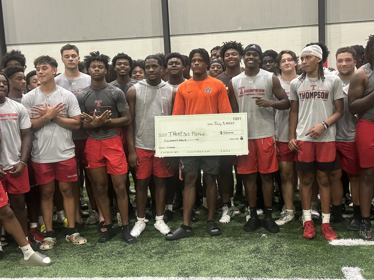 FegansTan's tweet image. My boy so humble and sweet he gave his high school a check today we are so proud of you Anquon Newboy Fegans stay blessed son love you 🫶🏾 We brag different over here! 😮💨😮💨 @FegansAnquon @AuburnFootball @Antwonfegans2