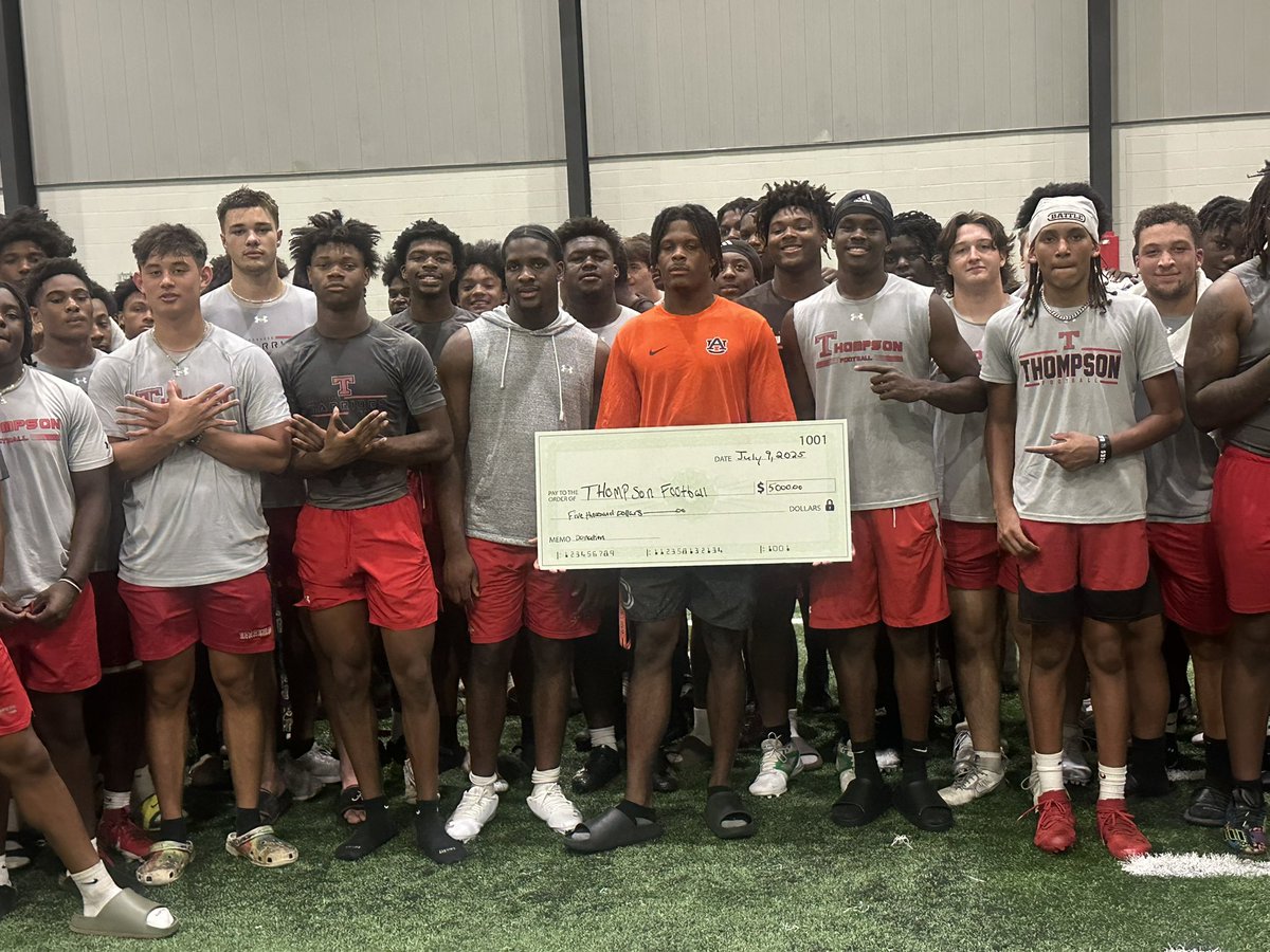 FegansTan's tweet image. My boy so humble and sweet he gave his high school a check today we are so proud of you Anquon Newboy Fegans stay blessed son love you 🫶🏾 We brag different over here! 😮💨😮💨 @FegansAnquon @AuburnFootball @Antwonfegans2