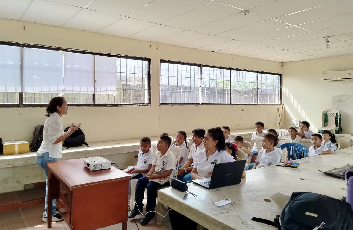#EducaciónAmbiental 📚40 niños de las instituciones educativas Nuestra Señora del Carmen y San Francisco de Asís en Chinú, Córdoba, están siendo capacitados como guardianes del ambiente 🌍

Sigue el 🧵👇🏻