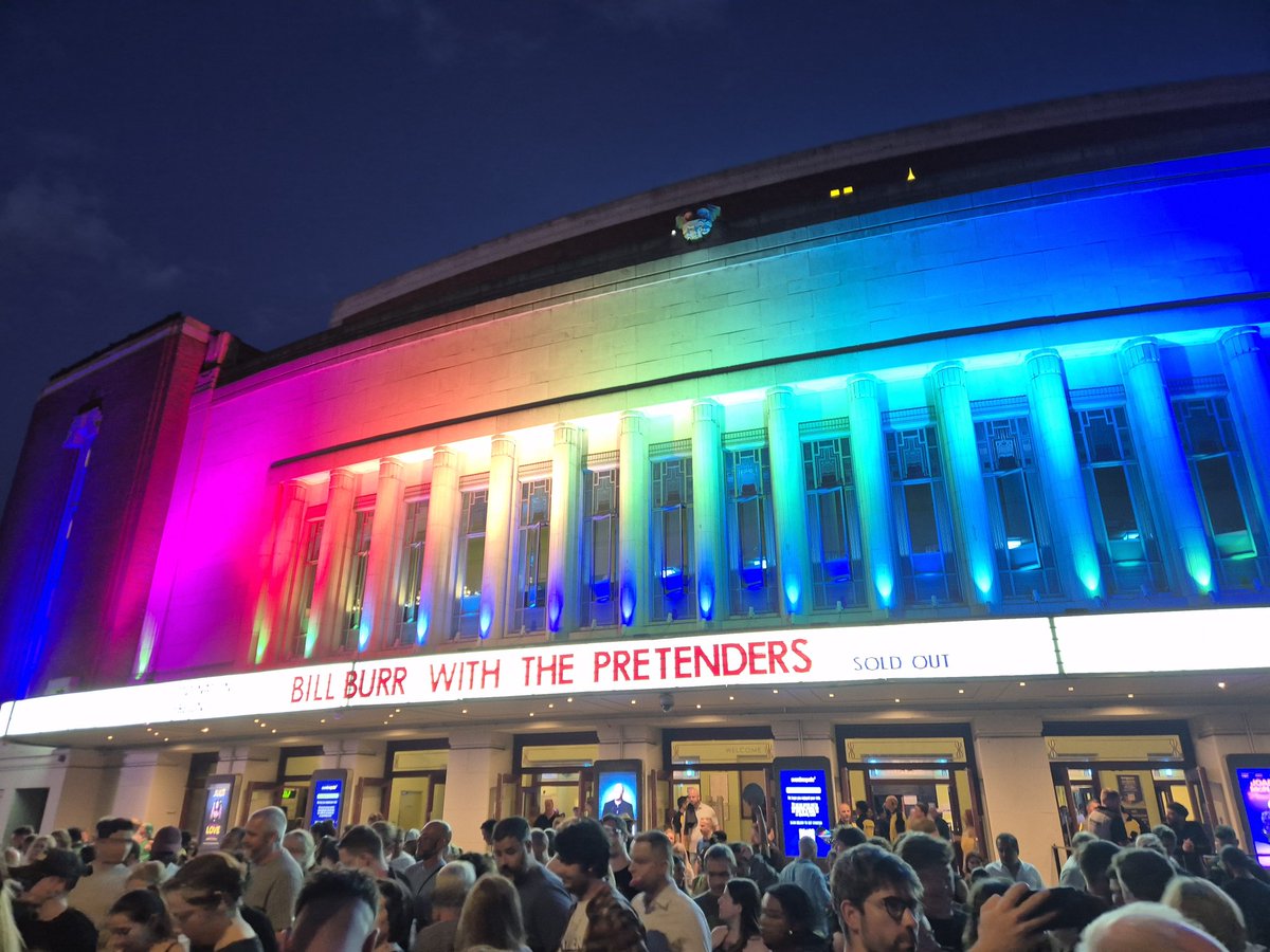 TheChief657's tweet image. Can see why they banned phones. Bill Burr doing a 2 hour stand up then playing AC/DC, Motorhead &amp;amp; Judas Priest with the Pretenders is a mad night