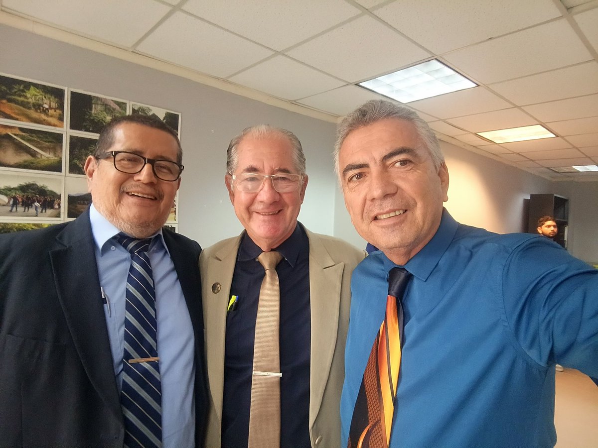 Feria Internacional del Libro - Portoviejo Ecuador. 

Su servidor y 2 grandes de la comunicación 
Dr  Carlos Intriago Macias
Lic. Lauro Zavala