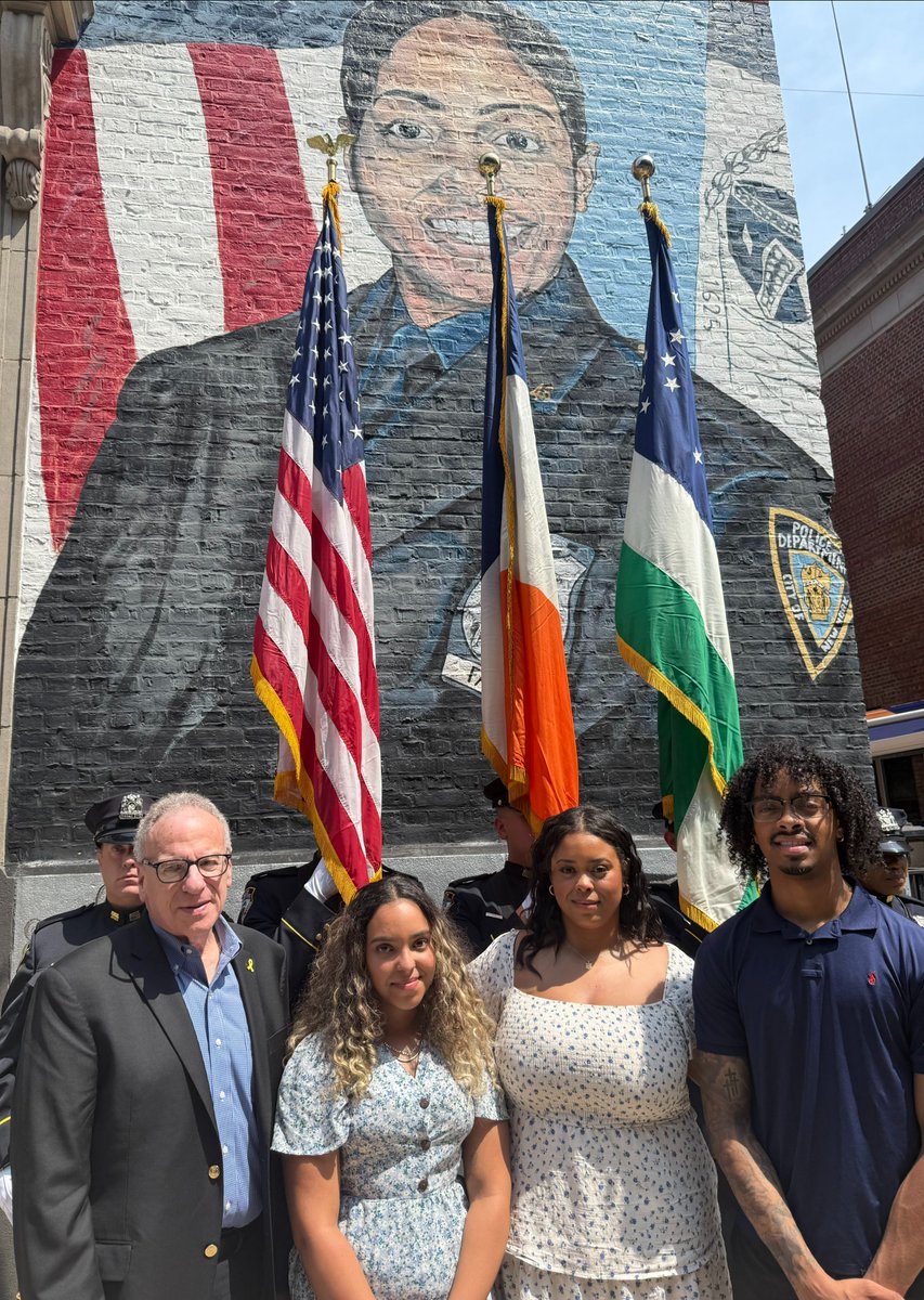 JeffreyDinowitz's tweet image. Dinowitz Digest: Memorial for Detective Familia, Statements on DOT Bailey Avenue Project, Ribbon Cutting in Riverdale & More! - mailchi.mp/nyassembly.gov…