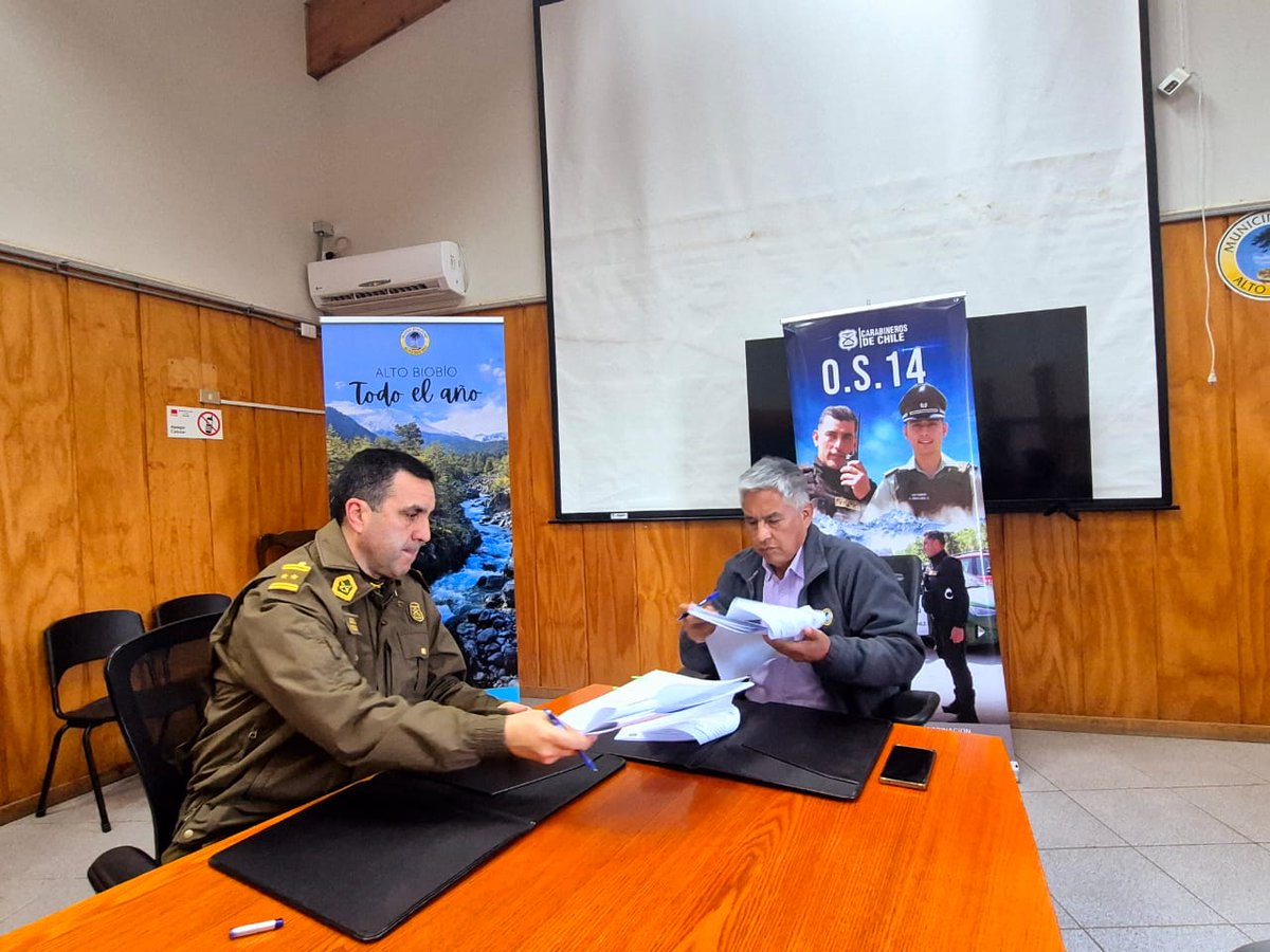 CarabBioBio's tweet photo. #Ralco: el Gral. Renzo Miccono firmó el Convenio OS14 con el alcalde de #AltoBíoBío Félix Vita, para reforzar el trabajo conjunto en materia de prevención. https://t.co/OIem6mqbBn