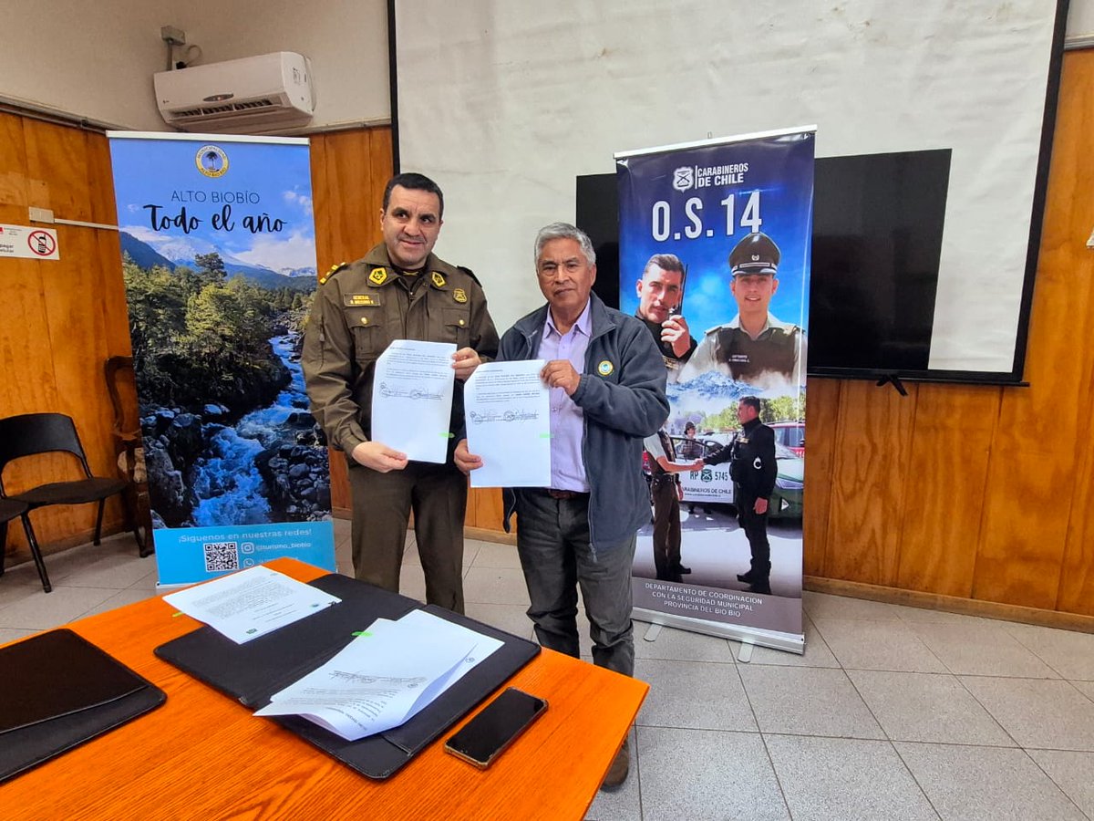 CarabBioBio's tweet photo. #Ralco: el Gral. Renzo Miccono firmó el Convenio OS14 con el alcalde de #AltoBíoBío Félix Vita, para reforzar el trabajo conjunto en materia de prevención. https://t.co/OIem6mqbBn
