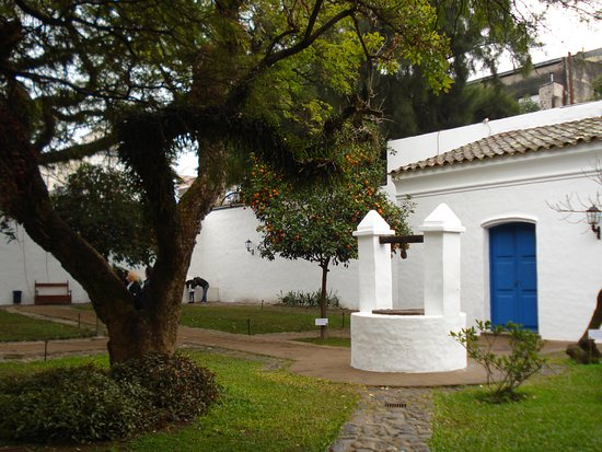 alejandrocsome's tweet photo. Austera, armada en torno a dos patios, el aljibe y varias dependencias con galerias perimetrales. Revestida en estucado blanco sobre ladrillones, tomando el techo de madera, teja y piso colorado;

Una casa comun, es la casa mas importante de nuestra historia. https://t.co/TzV7QBUiTq