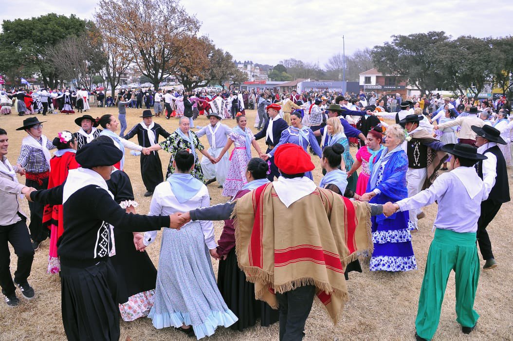 MuniEmbalse's tweet image. 🇦🇷 Hoy celebramos el #DíaDeLaIndependencia con un emotivo pericón nacional frente al Monolito, en el centro de Embalse.
 Una jornada que nos unió en la memoria, la tradición y el orgullo de ser argentinos.
💙🤍💙 

¡#VivaLaPatria!