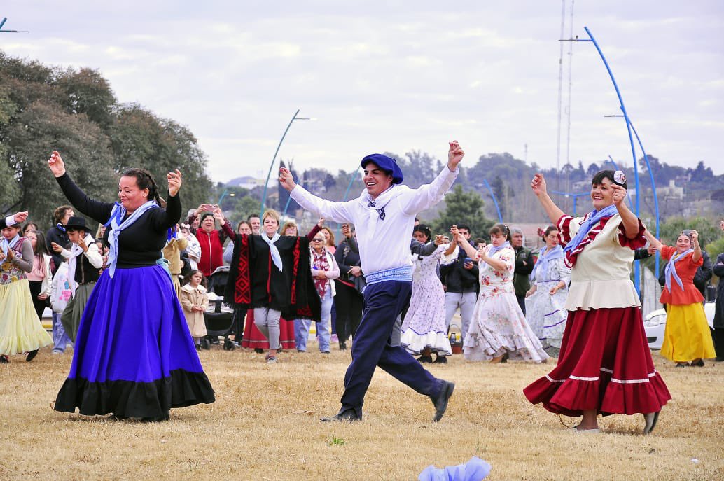 MuniEmbalse's tweet image. 🇦🇷 Hoy celebramos el #DíaDeLaIndependencia con un emotivo pericón nacional frente al Monolito, en el centro de Embalse.
 Una jornada que nos unió en la memoria, la tradición y el orgullo de ser argentinos.
💙🤍💙 

¡#VivaLaPatria!