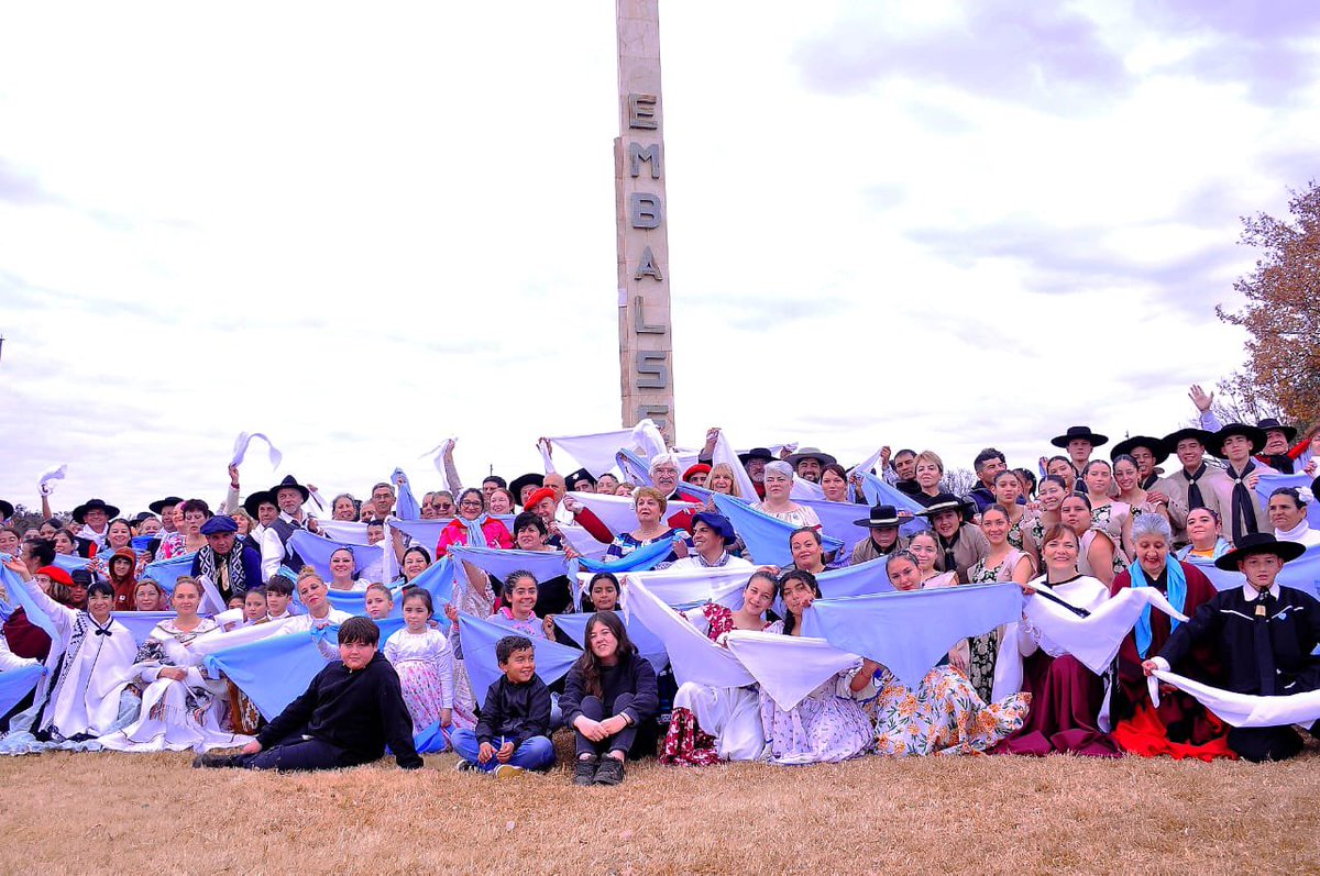 MuniEmbalse's tweet image. 🇦🇷 Hoy celebramos el #DíaDeLaIndependencia con un emotivo pericón nacional frente al Monolito, en el centro de Embalse.
 Una jornada que nos unió en la memoria, la tradición y el orgullo de ser argentinos.
💙🤍💙 

¡#VivaLaPatria!