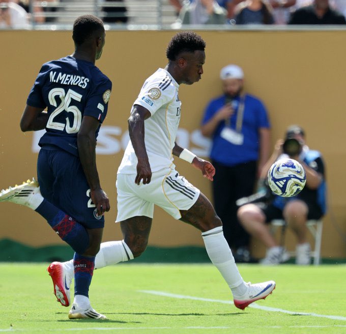 Voici les deux vauriens qui plombent notre effectif ! Toujours en tain de marcher 
Aucun pressing, rien de rien ! 
Vous êtes fort ou même !  
Vous vous jouez aux stars hein , du genre vous n’allez pas courir et les autres vont venir vous donner ballon ?

C’est moi je vous avais