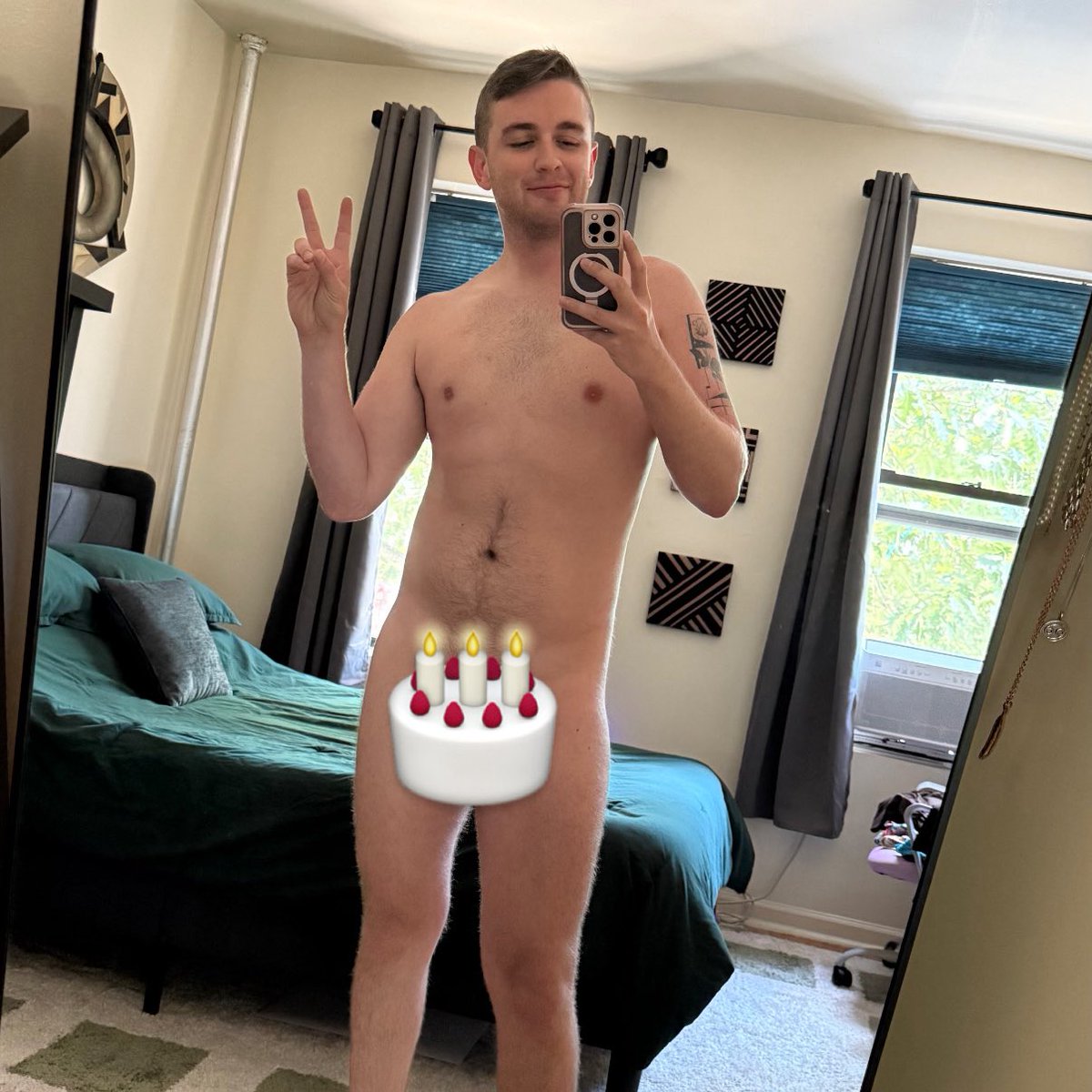 💕🩷3️⃣3️⃣🩷💕 new apt, new mirror, same pose, same thot, a year older.