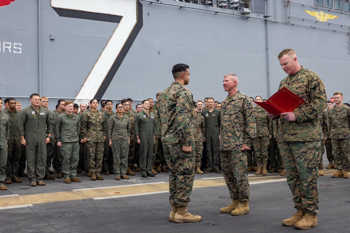 CMC_MarineCorps's tweet image. Yesterday, @USMCSgtMaj & I visited the USS Iwo Jima to observe the Marines & Sailors of @22nd_MEU preparing for deployment as America’s 911 force. The ARG/MEU team provides our nation’s leaders with flexible response options to deter, or if called upon, to defeat our adversaries.