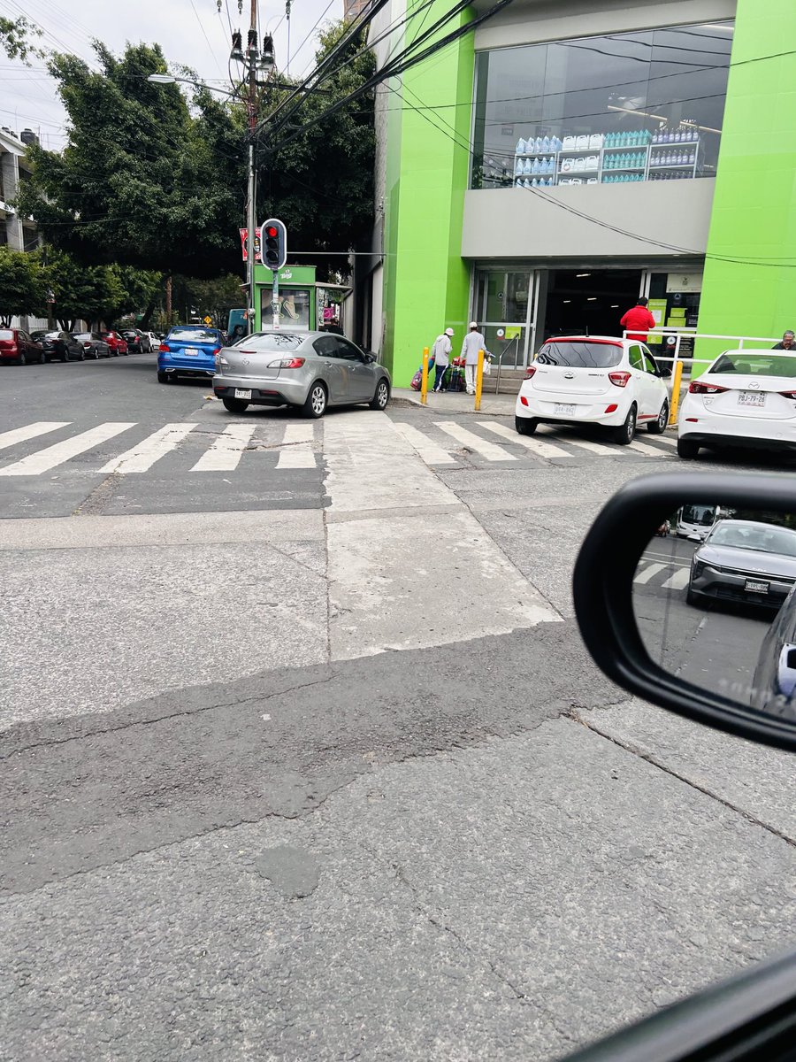 ivanmaya's tweet image. ⁦@SSC_CDMX⁩ ⁦@UCS_GCDMX⁩ ⁦@BJAlcaldia⁩ ⁦@BJAlcaldia_⁩ ⁦@Walmart⁩  por favor su apoyo para sancionar y retirar vehículos de paso peatonal en Walmart del valle, av Coyoacán y Xola todo el día y todos los días hay coches obstruyendo. Gracias