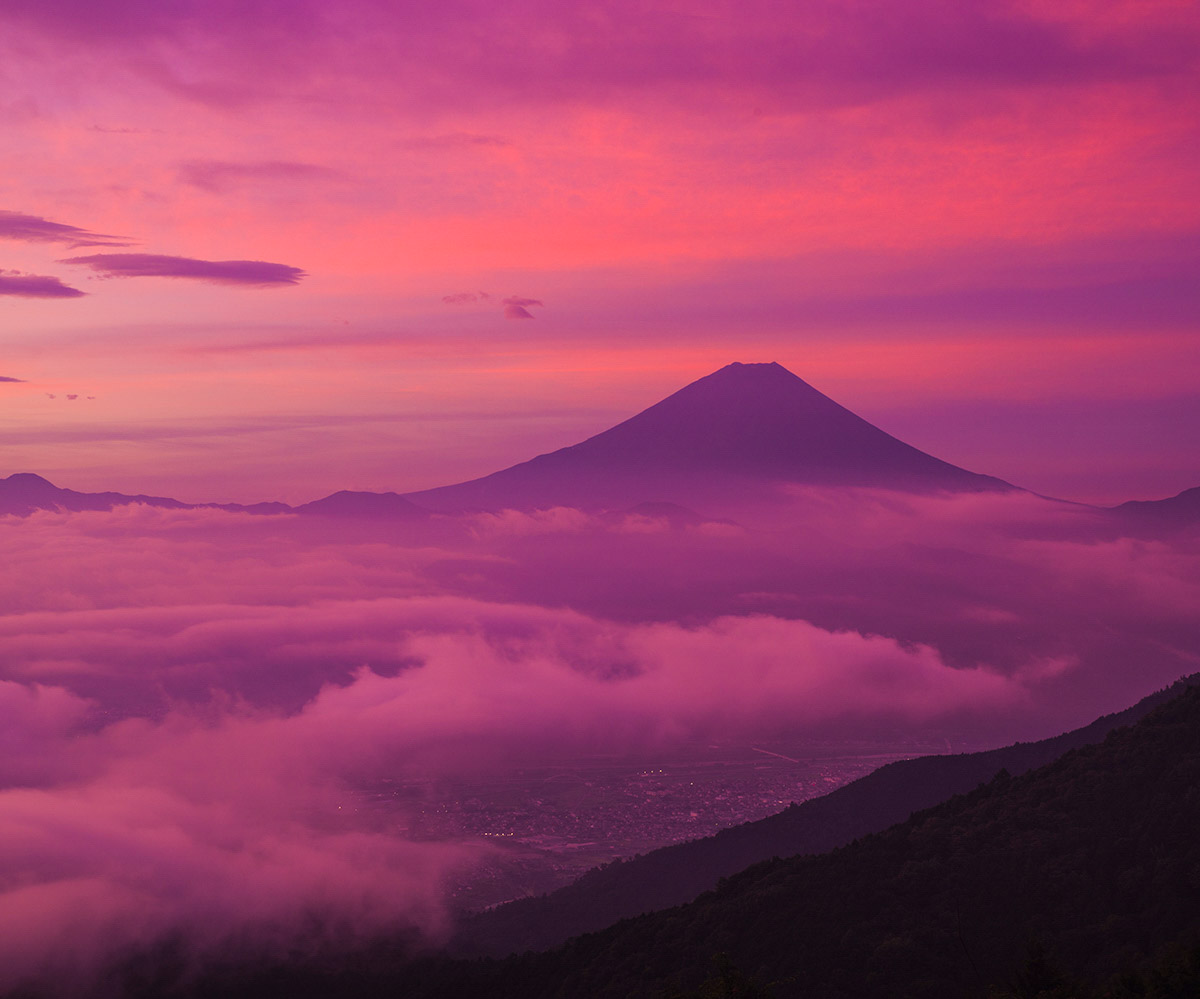 雲上染まって

櫛形山で以前撮影
#富士山　#雲海　#朝焼け
