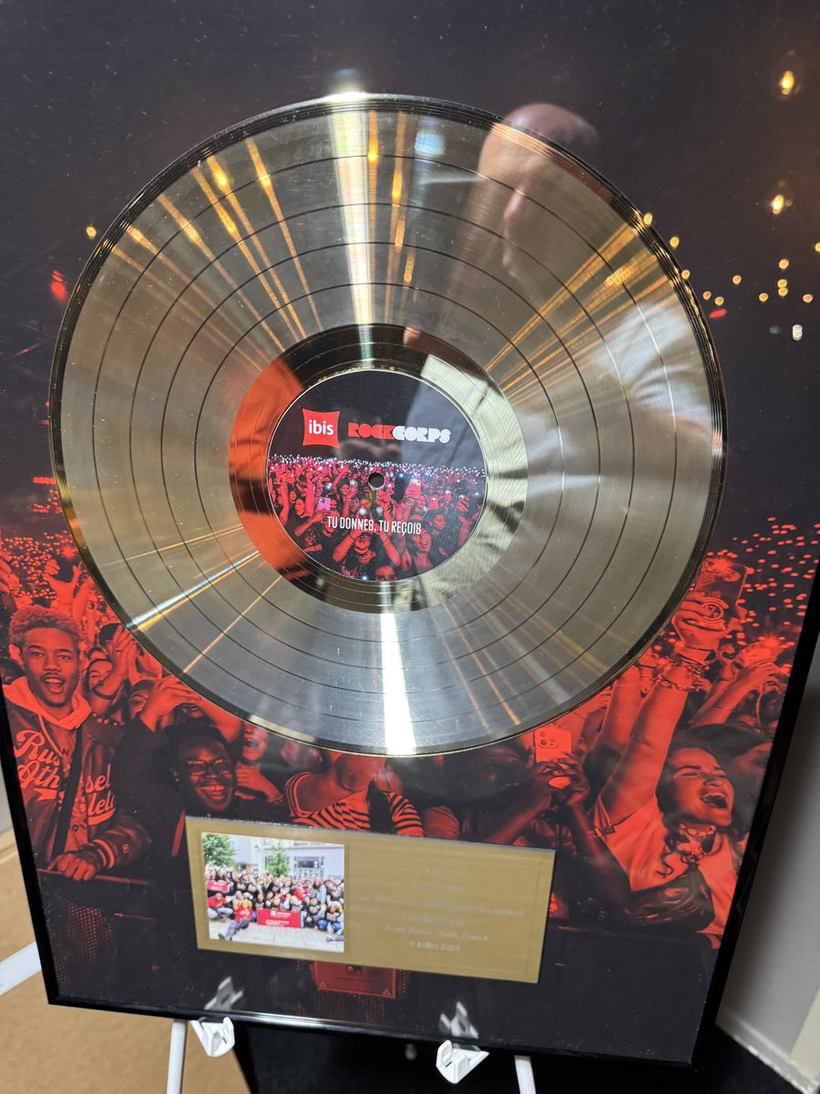 I think I’ve been on this journey since about #50,000. Very pleased to witness volunteer #200,000 in Paris presented this by <a href="/ibisHotels_FR/">ibis Hôtels FR</a>