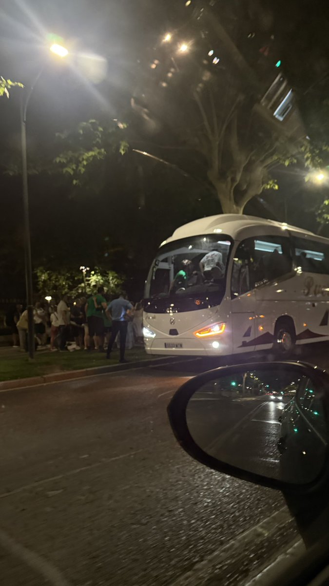 🚨 ÚLTIMA HORA 🚨

Aficionados del Albacete Balompié fotografiándose con el  nuevo fichaje cuya identidad aún no se desconoce. No me ha dado tiempo a parar 

🕢 23:20
📍 Abelardo Sánchez