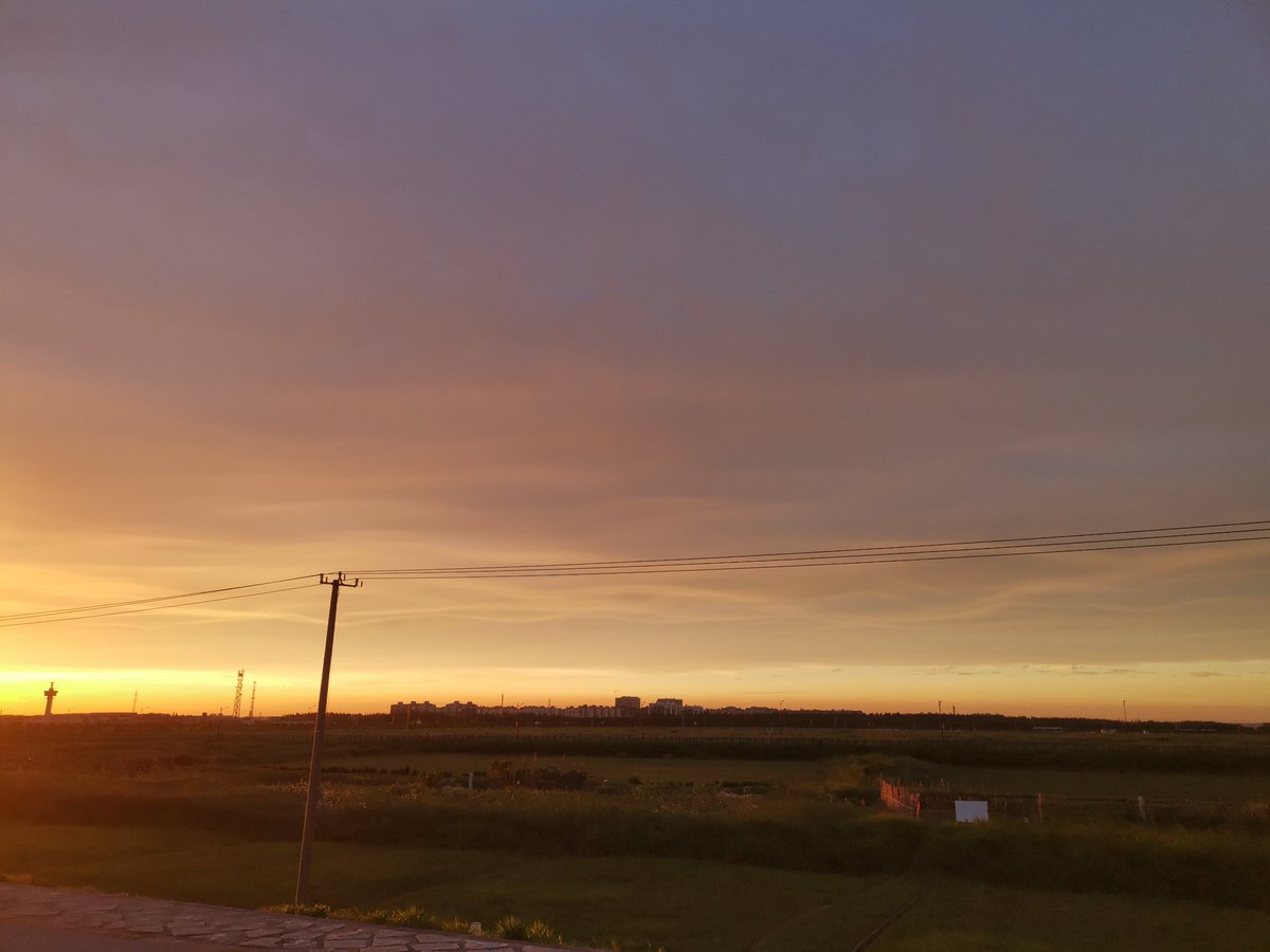 后来，那天的天空渐渐变得像倒过来的大海——温暖又温柔…还有那时而轻柔时而猛烈的海风，就像真的身处在海洋里面一样！