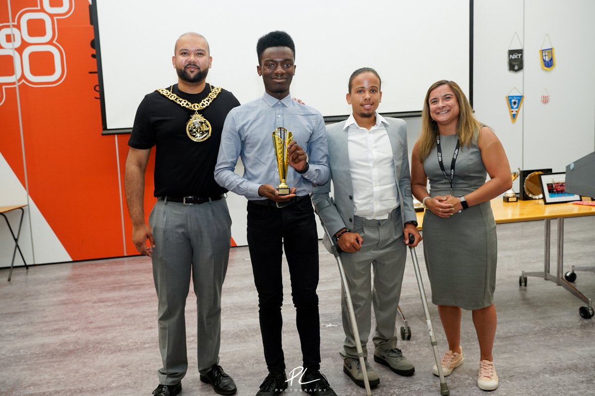 ⚽️ EstudiantesLDN (@estudiantesldn) on Twitter photo We are extremely thankful to <a href="/LondonYouth/">London Youth</a> for supporting our employability projects that have helped so many great young leaders progress. Rebekah Keane from London Youth is pictured with alongside The Mayor of Haringey <a href="/AhmedWHL/">Cllr Ahmed Mahbub</a>, student of the year Jon Nwanze and his coach Jude We are extremely thankful to <a href="/LondonYouth/">London Youth</a> for supporting our employability projects that have helped so many great young leaders progress. Rebekah Keane from London Youth is pictured with alongside The Mayor of Haringey <a href="/AhmedWHL/">Cllr Ahmed Mahbub</a>, student of the year Jon Nwanze and his coach Jude