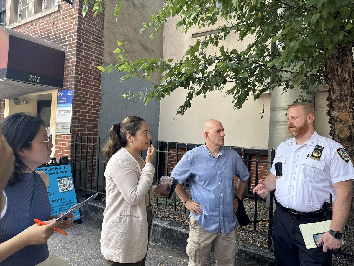 HarveyforNY's tweet image. Earlier today I convened a meeting with @ManhattanDA’s office, @SenGonzalezNY @CMCarlinaRivera @NYPD13Pct regarding drug use and sales on 14th Street. We must work together to improve the quality of life for all who use this street.