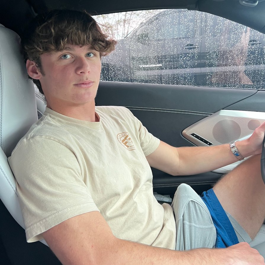 say hi for a suprise d pic in ur dms 😜