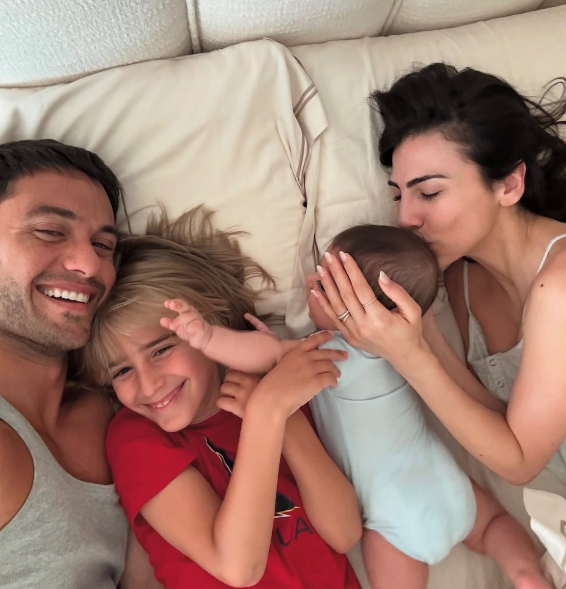 La gioia nel vedere tutto questo:
Vedere gli occhi di Pier colmi d’amore,
Giulia che si conferma immensa,
Leo e la sua delicatezza e
Kian con il suo sorriso (si vede dalle guanciotte) e le ciglia lunghissime.
Io voglio anche la zia 😍
 #prelemi