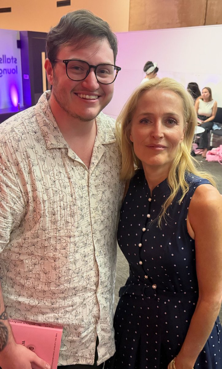 NOLANPRlCE's tweet image. I JUST MET GILLIAN ANDERSON MY LIFE IS COMPLETEEEEEE @GillianA