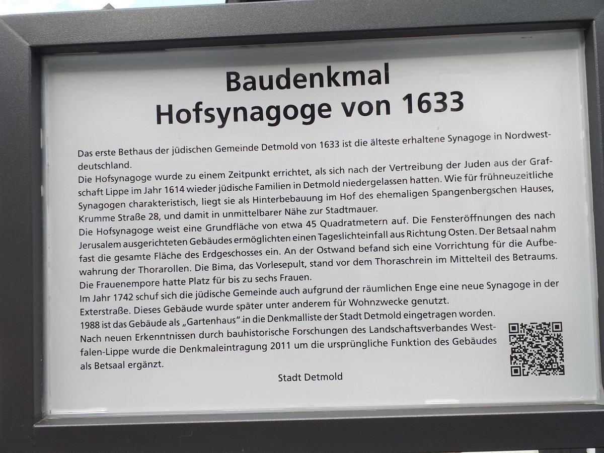 PhilippLenhard's tweet image. Neuigkeiten zum Streit um die ehemalige #Hofsynagoge in #Detmold. Das Urteil des OVG ist rechtskräftig, das Gebäude darf nicht abgerissen werden. Jetzt muss es darum gehen, es vor dem Verfall zu retten. Immerhin wurde nun diese Infotafel aufgestellt. sueddeutsche.de/panorama/denkm…