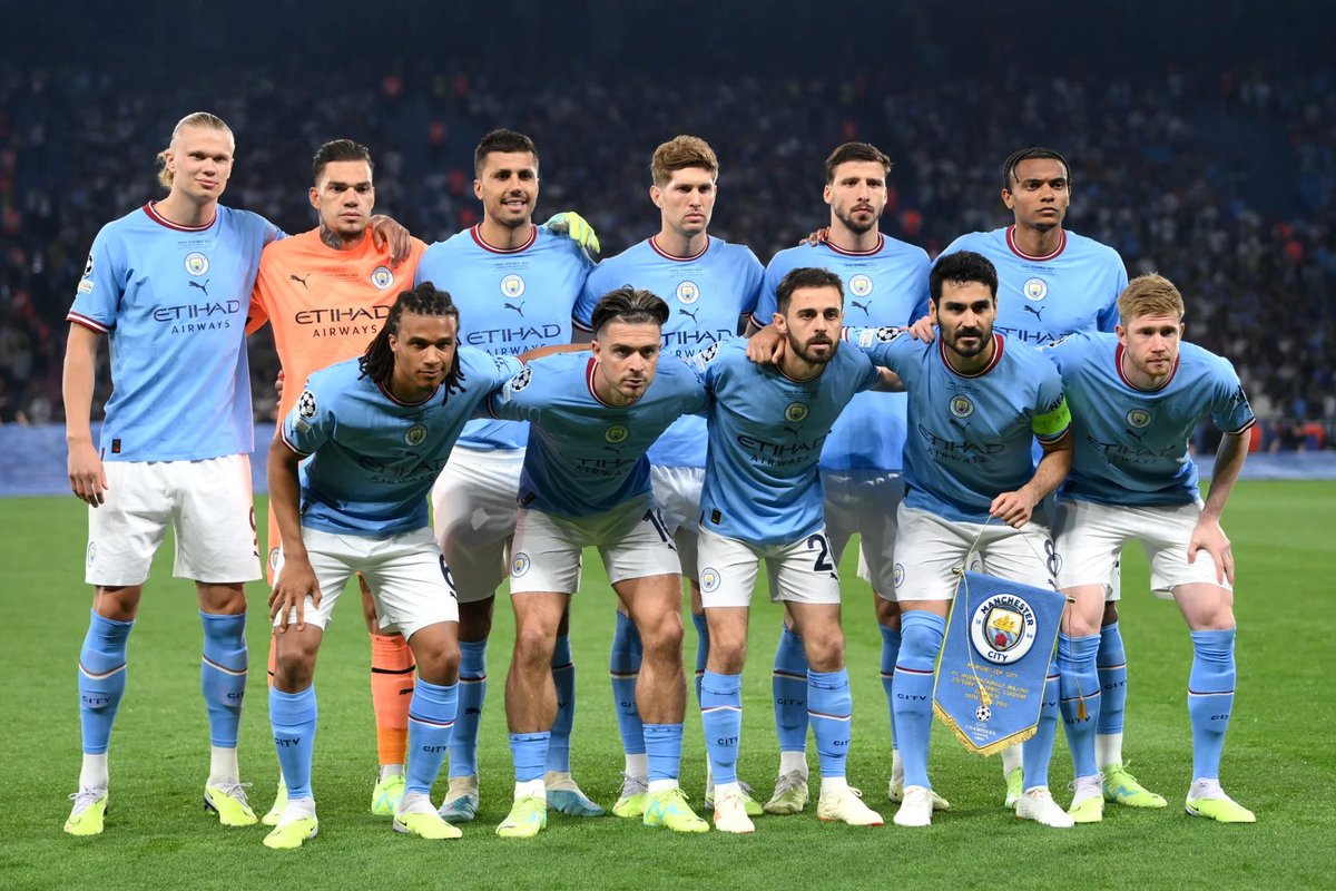 fodensss's tweet photo. Se que la memoria en esta red social es muy corta, no quiero entrar en comparaciones pero si leo a muchos rebajar este equipo histórico. 

El Manchester City 2022/23 ganó el triplete haciendole 4 goles al Madrid, 3 al Bayern, 6 al Leipzig, 4 al Arsenal, 6 al United, 4 al Chelsea, 4 al Tottenham, 4 al Liverpool, le ganó final de Fa Cup al United, su derby, no perdió ningún partido en toda la Champions, de febrero a junio todo equipo que salía a jugarle al City sabía que era muy probable que perdiese. Y estoy hablando de resultados porque en cuanto a nivel futbolístico era apabullante, te aplastaba, no te dejaba ver la pelota y no paraba de generar chances de gol.