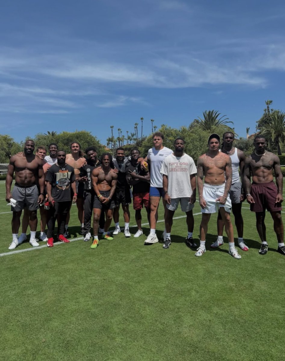 carlymersky's tweet image. NY Giants players practicing out in Cali together🫡🫡